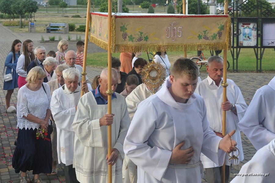 75 Procesja eucharystyczna.jpg